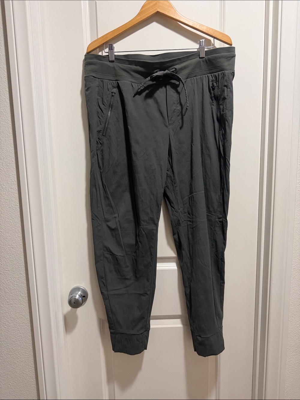 Athleta Trekkie North Jogger olive green size 16